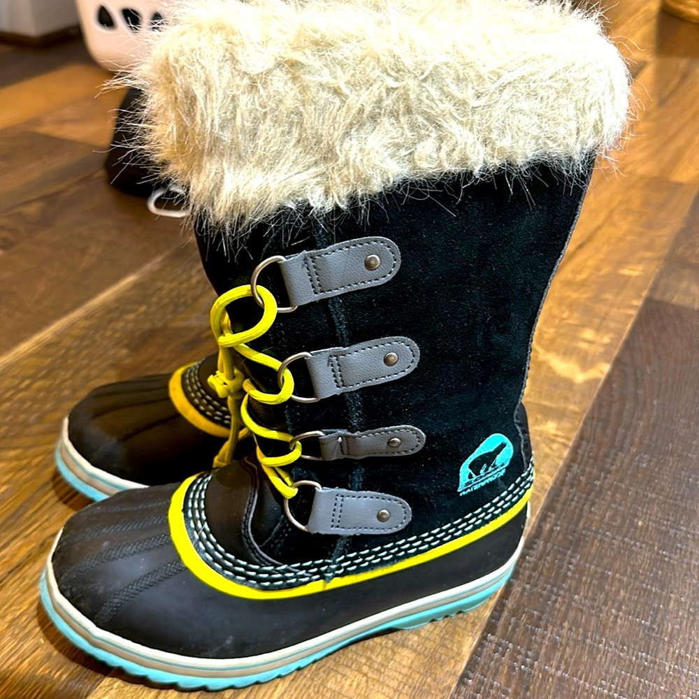 Sorel girls snow boots.  Size 3
